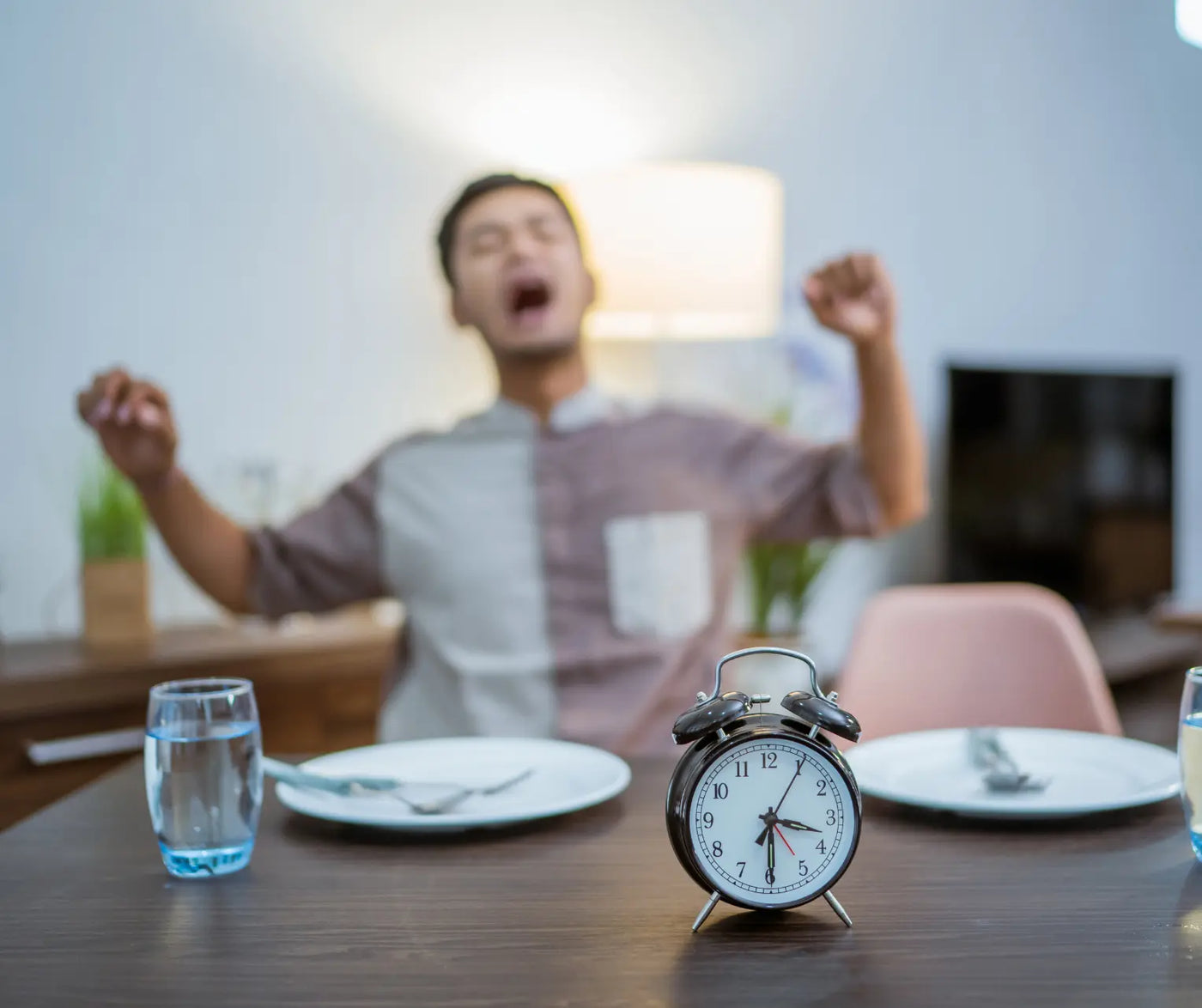 Post-Meal Sleepiness: What Triggers a Food Coma and How To Prevent It