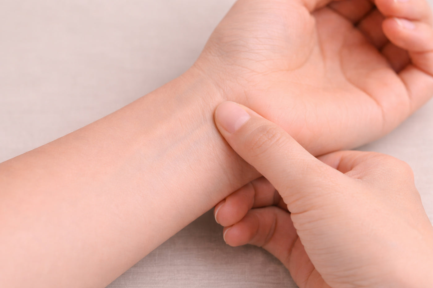 Thumb presses the wrist.